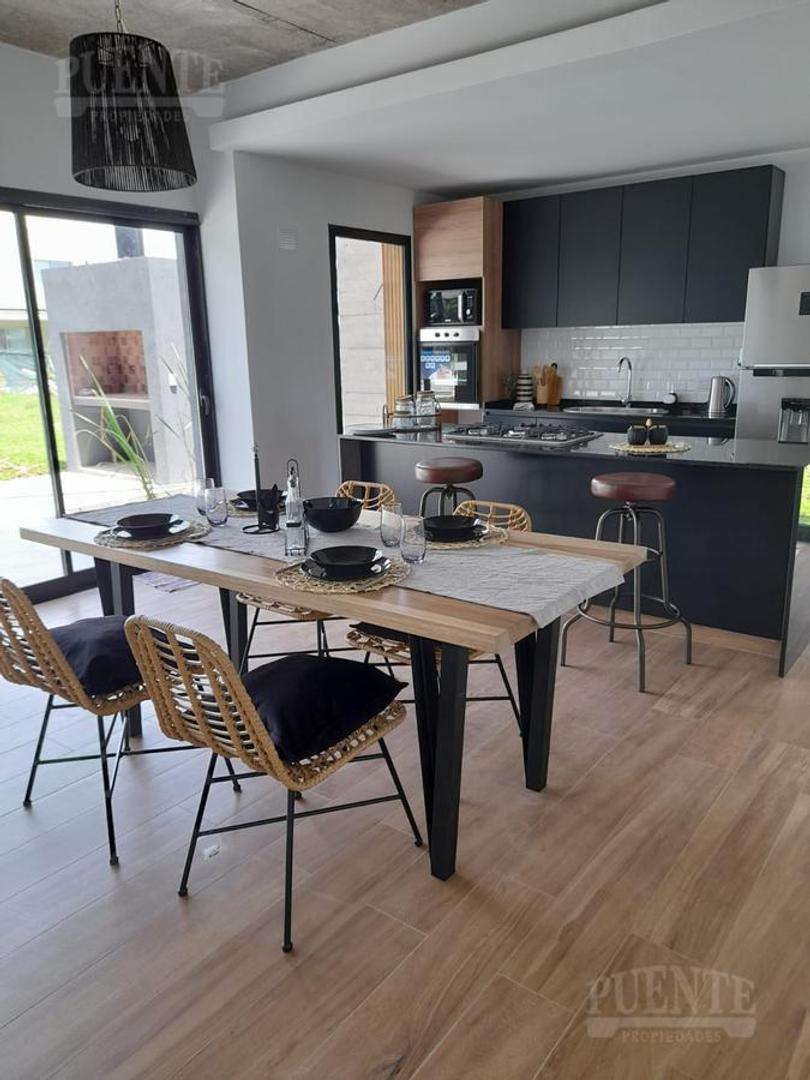 Casa 6 ambientes con 4 baños