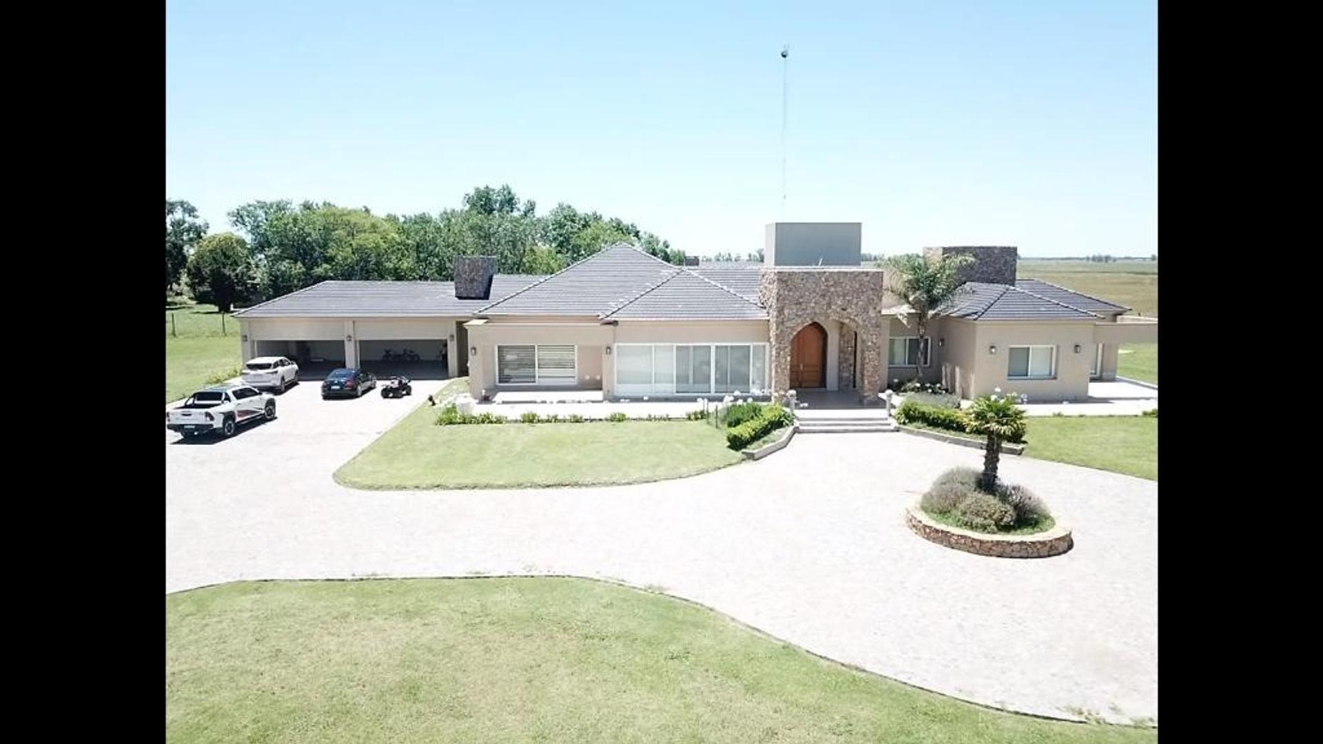 imponente casa de 1000 m2 cubiertos y quincho sobre 25 has