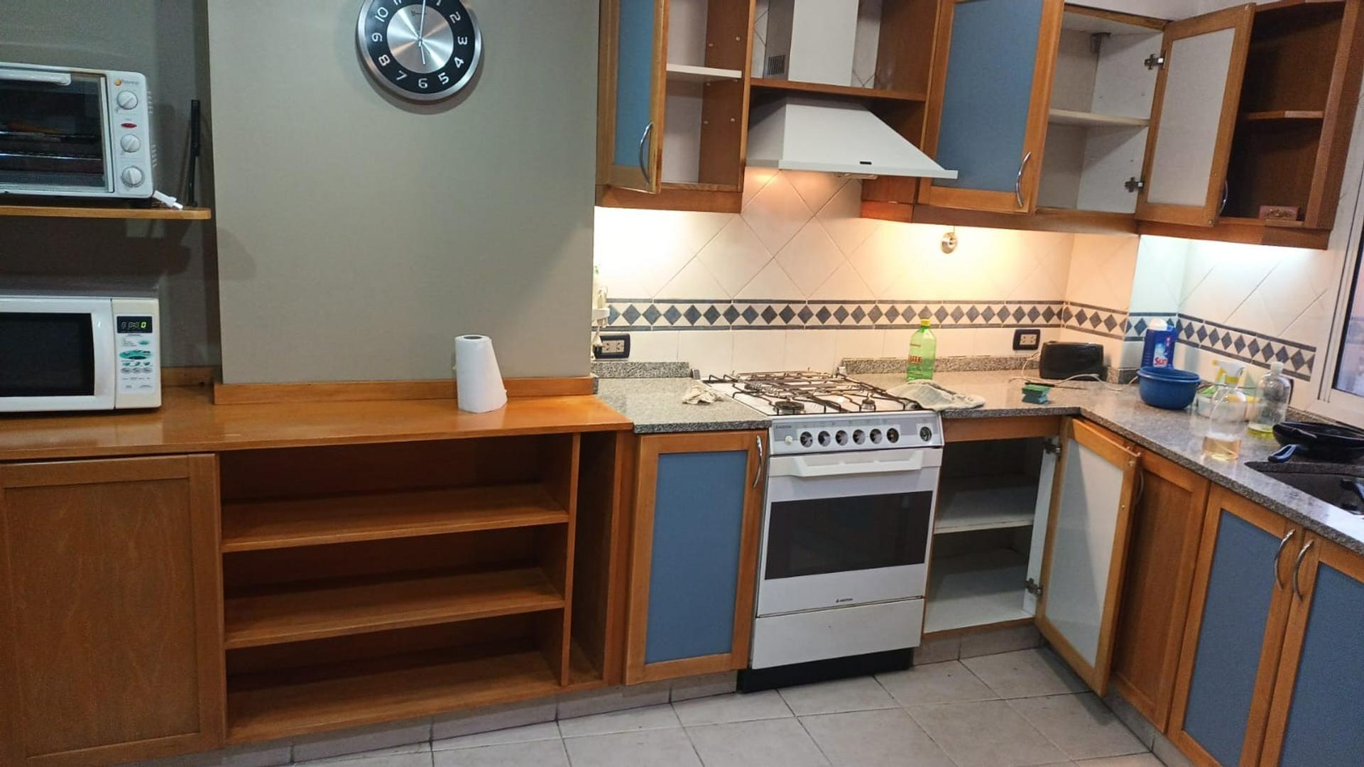 Edificio ideal p/empresa con locales a la calle y cocheras