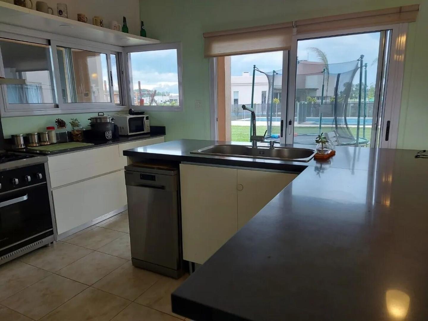 Casa 4 ambientes con 2 baños