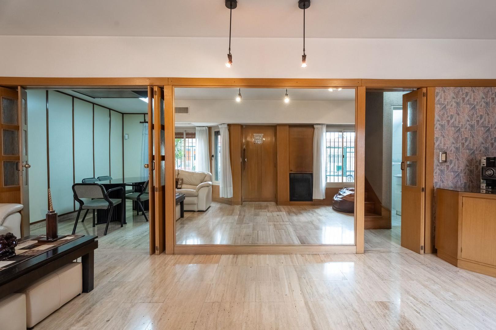 Casa en Venta con 3 cocheras