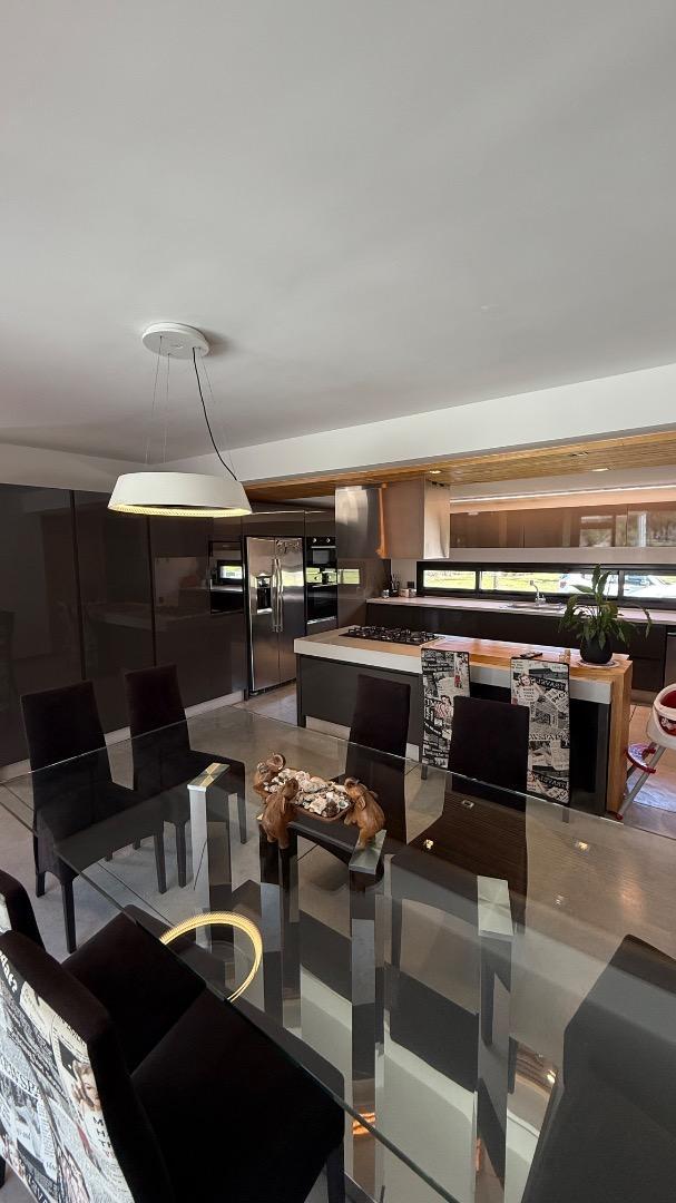 Casa 5 ambientes con 6 baños