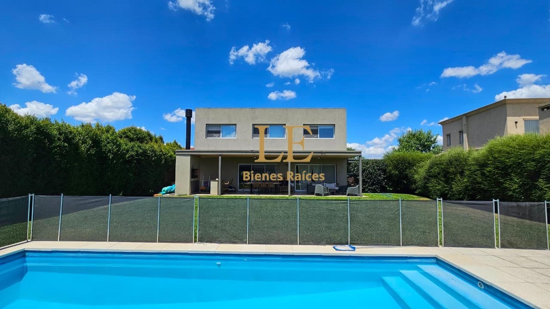 Casa 4 ambientes con 4 baños