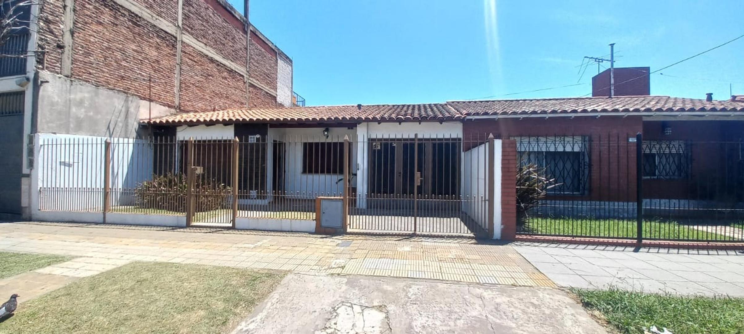 CASA 3 AMBIENTES CON COCHERA Y GRAN LOTE  OPORTUNIDAD!