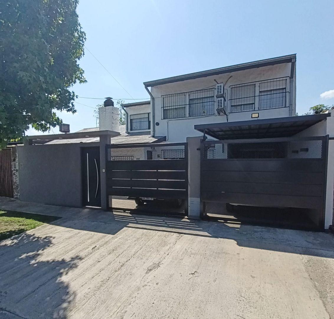 HERMOSA PROPIEDAD DE 5 AMBIENTES, CON JARDIN PILETA Y COCHERA PARA 3 AUTOS. SE ACEPTA DEPTO EN PARTE DE PAGO. CASTELAR SUR