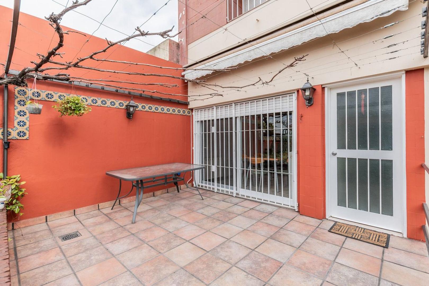 Casa 5 ambientes con 2 baños