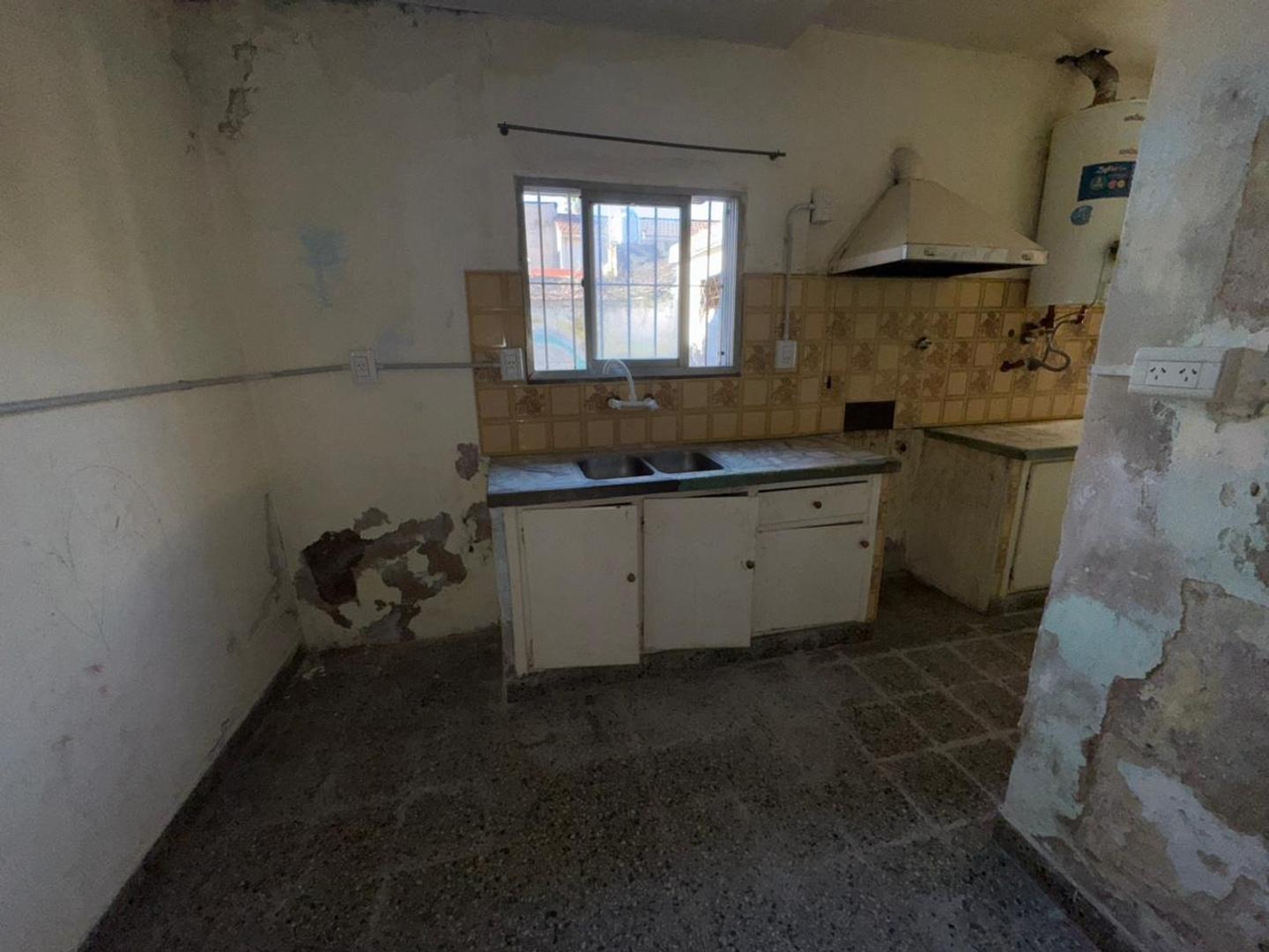 Casa para Reciclar en Calle 45 (24 y 26) !RETASADA!