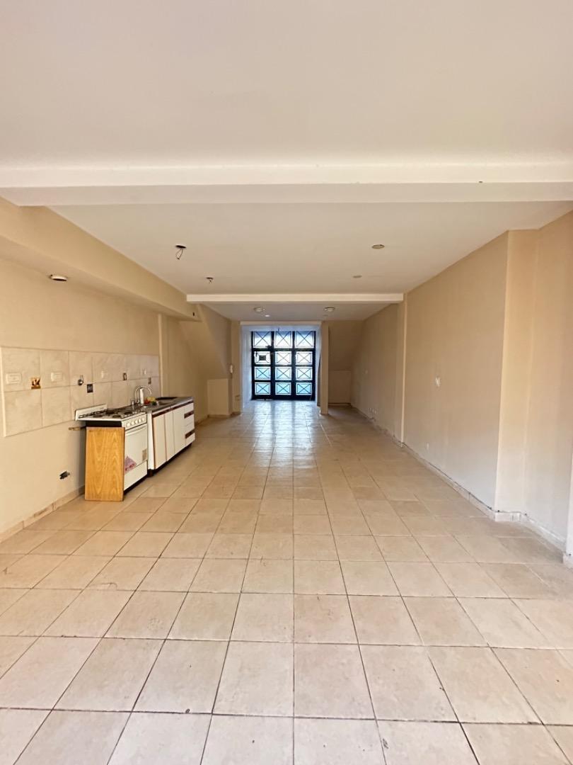 Amplio monoambiente con patio y parrilla, SIN EXPENSAS