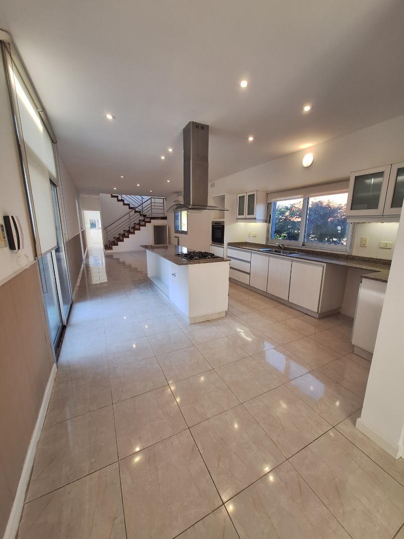 Casa 6 ambientes con 4 baños