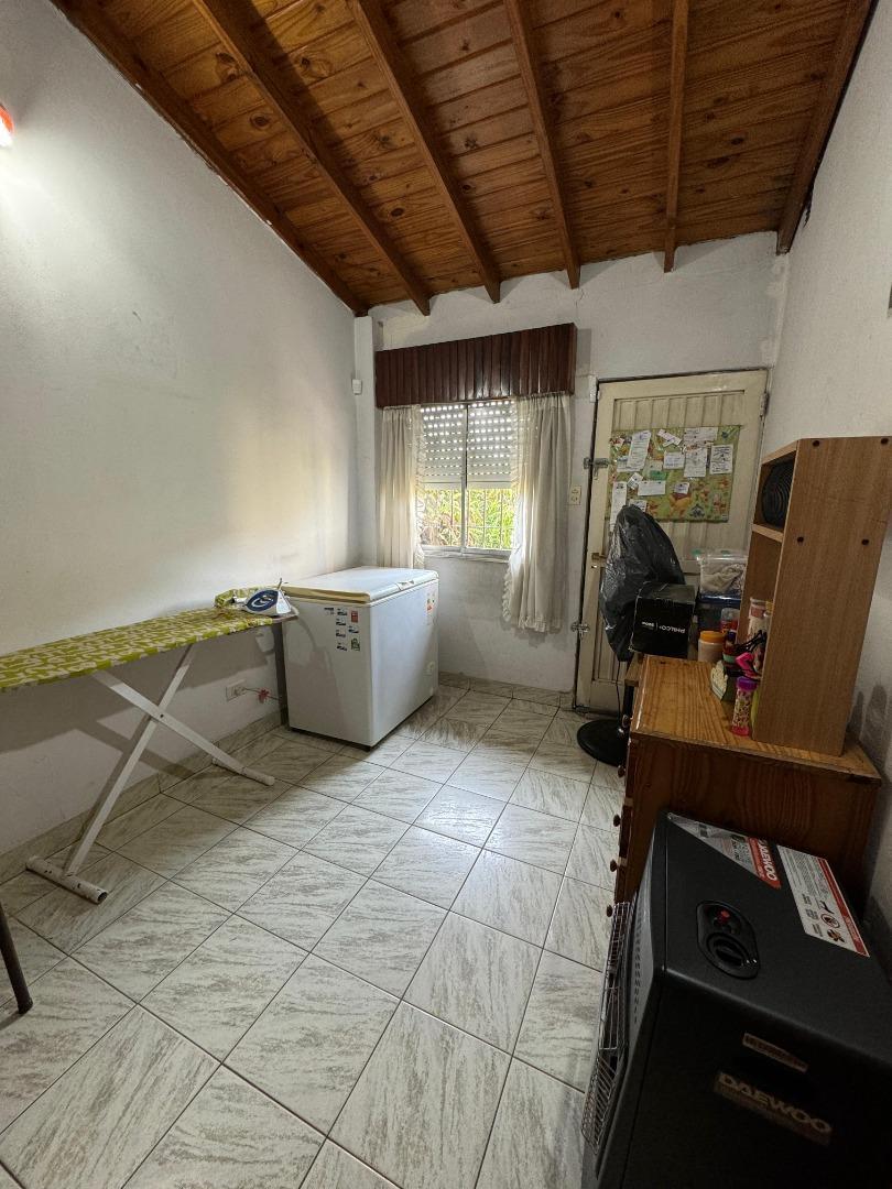 CASA 5 AMBIENTES EN VENTA CON COCHERA Y JARDIN