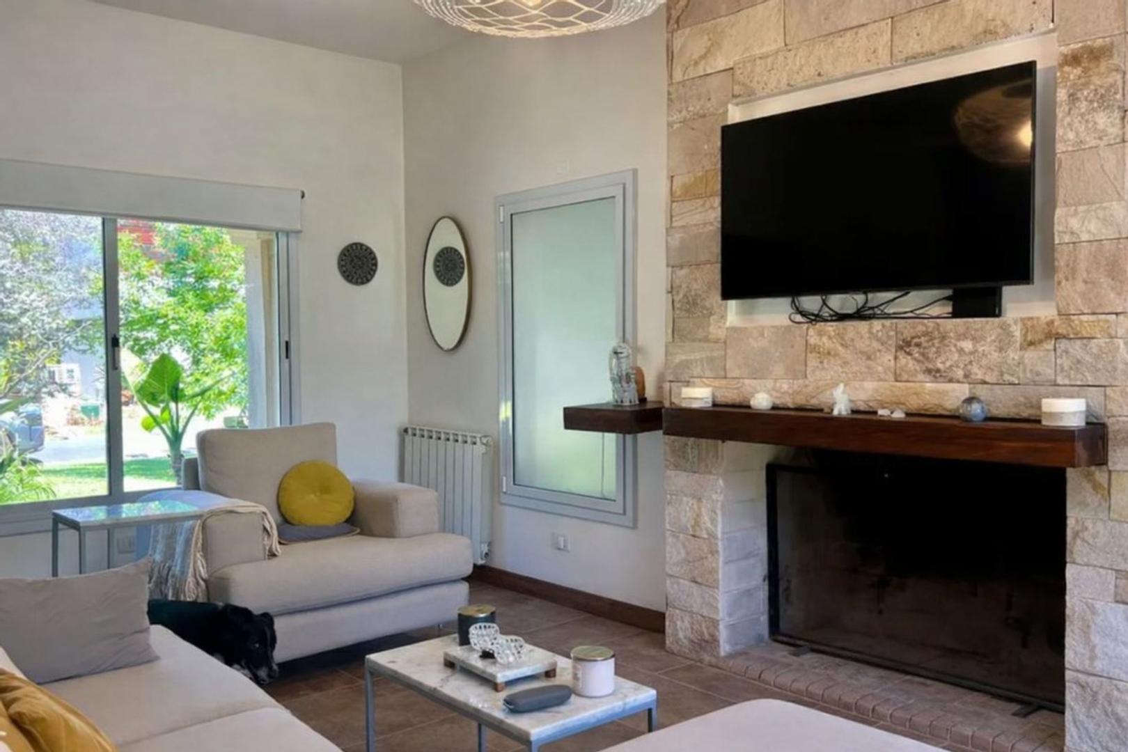 Casa en Venta con 2 cocheras