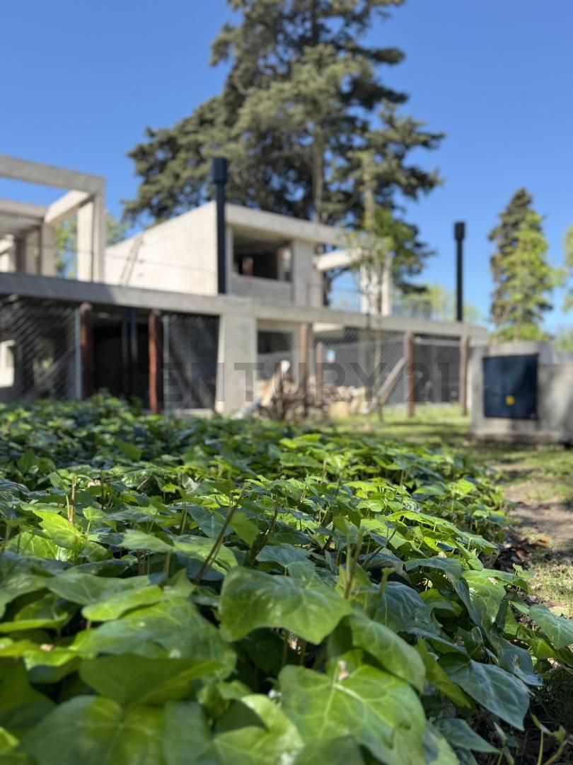 Casa de 2 Dormitorios - SUM- Pileta-Amplio espacio verde- City Bell 461 c e/ 13c y 14 C.ARBOLES