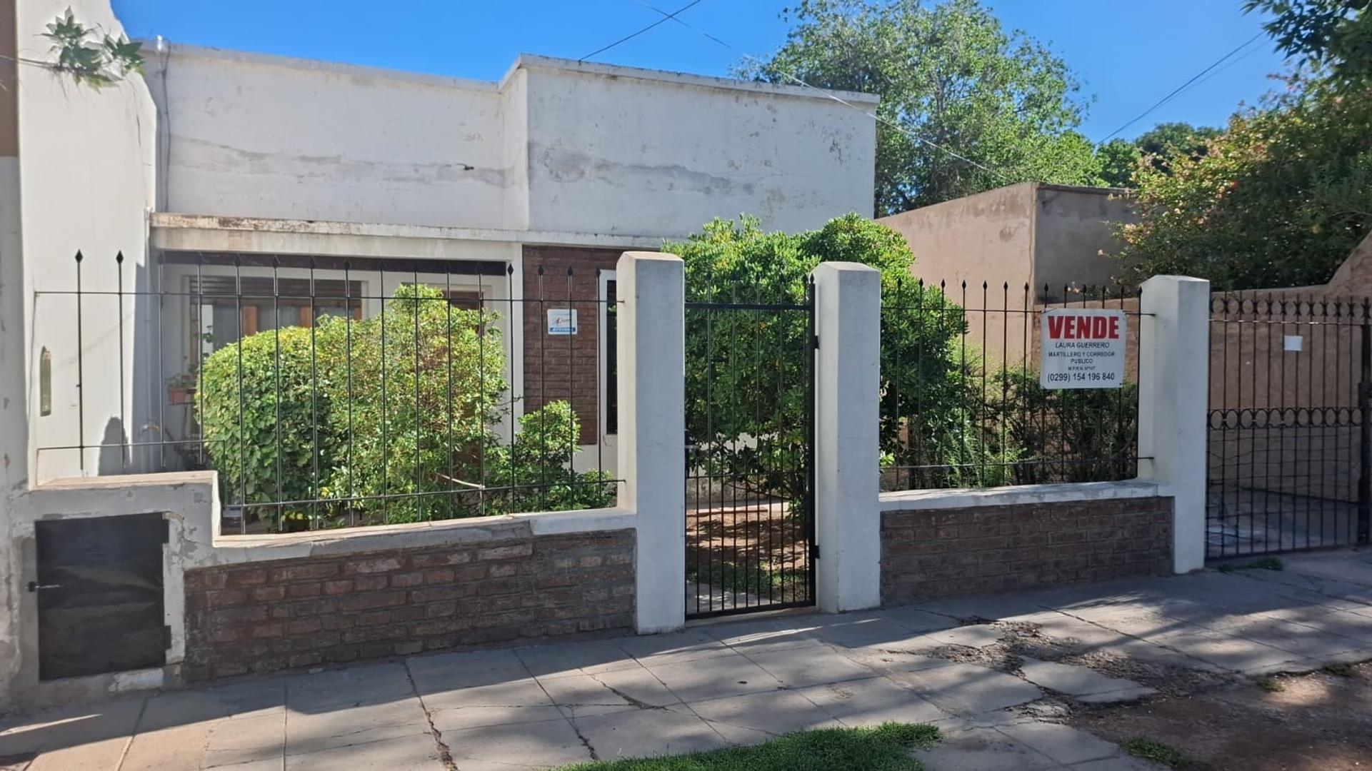 VENTA CASA A MEDIA CUADRA DE PARQUE ROSAUER "A RESTAURAR"