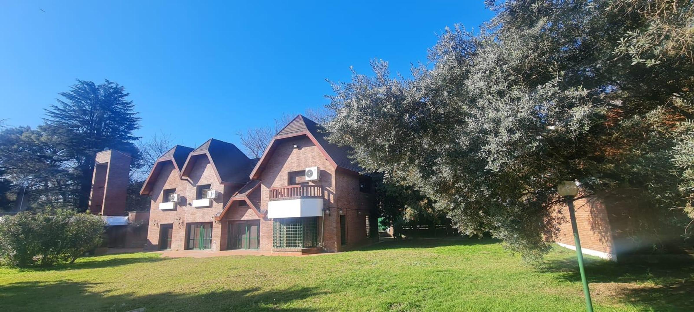 Alquiler de casa 4 dormitorios.