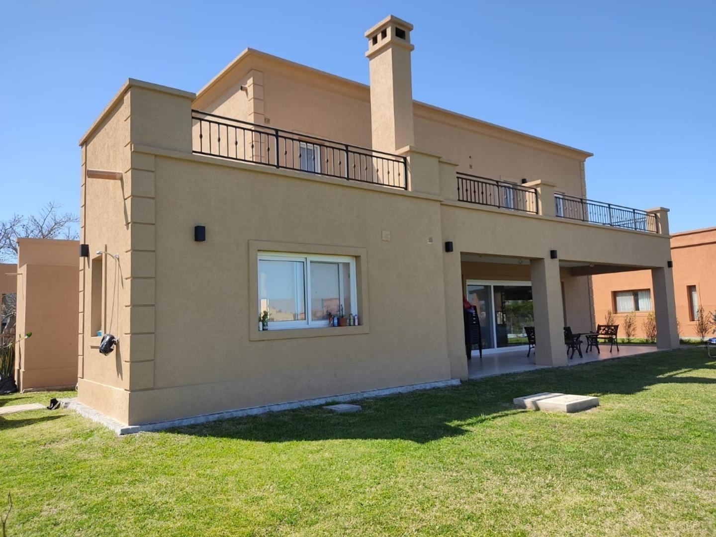 Casa 4 ambientes con 4 baños