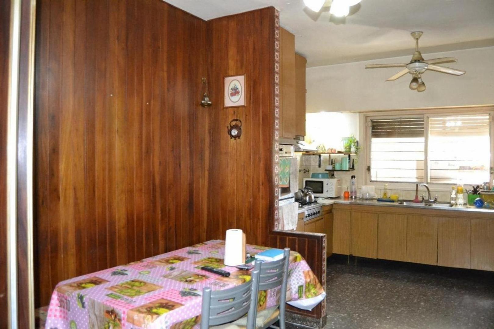 Casa 6 ambientes con 2 baños