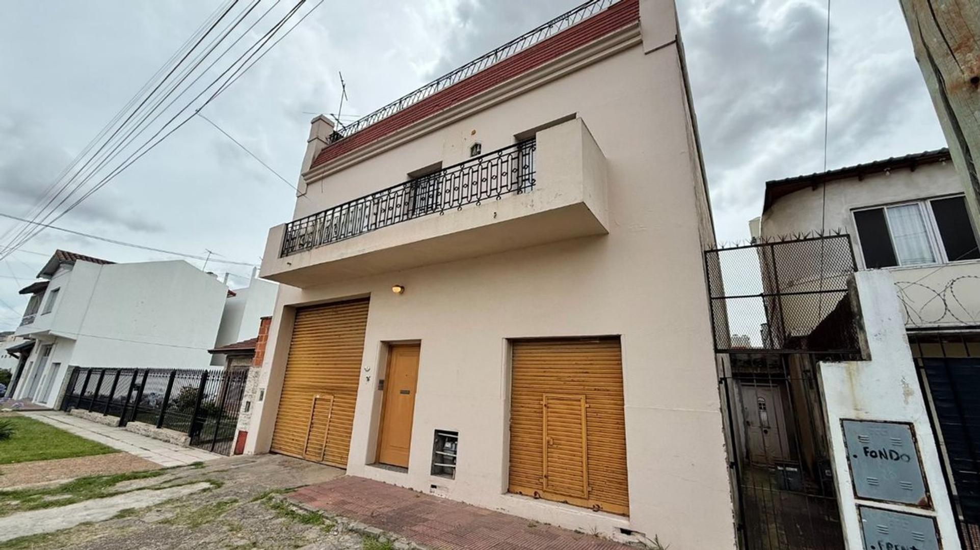 CASA EN VENTA 4 AMB + GALPON Y LOCAL EN BANFIELD