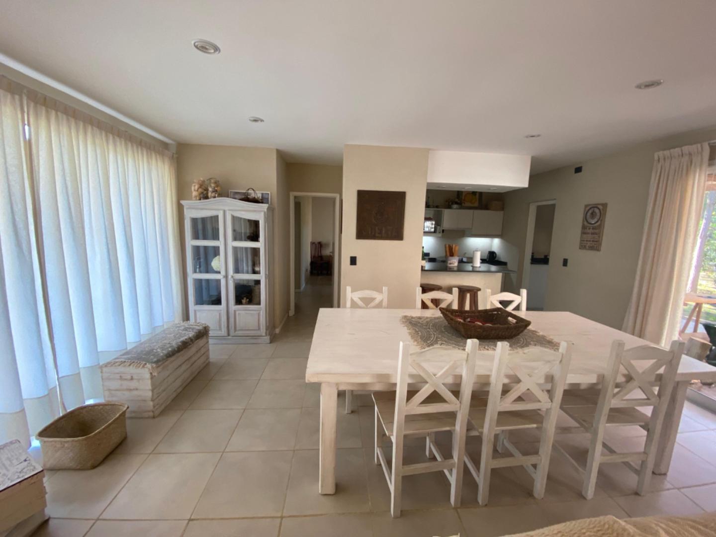 CASA 4 AMBIENTES CON PISCINA COSTA ESMERALDA
