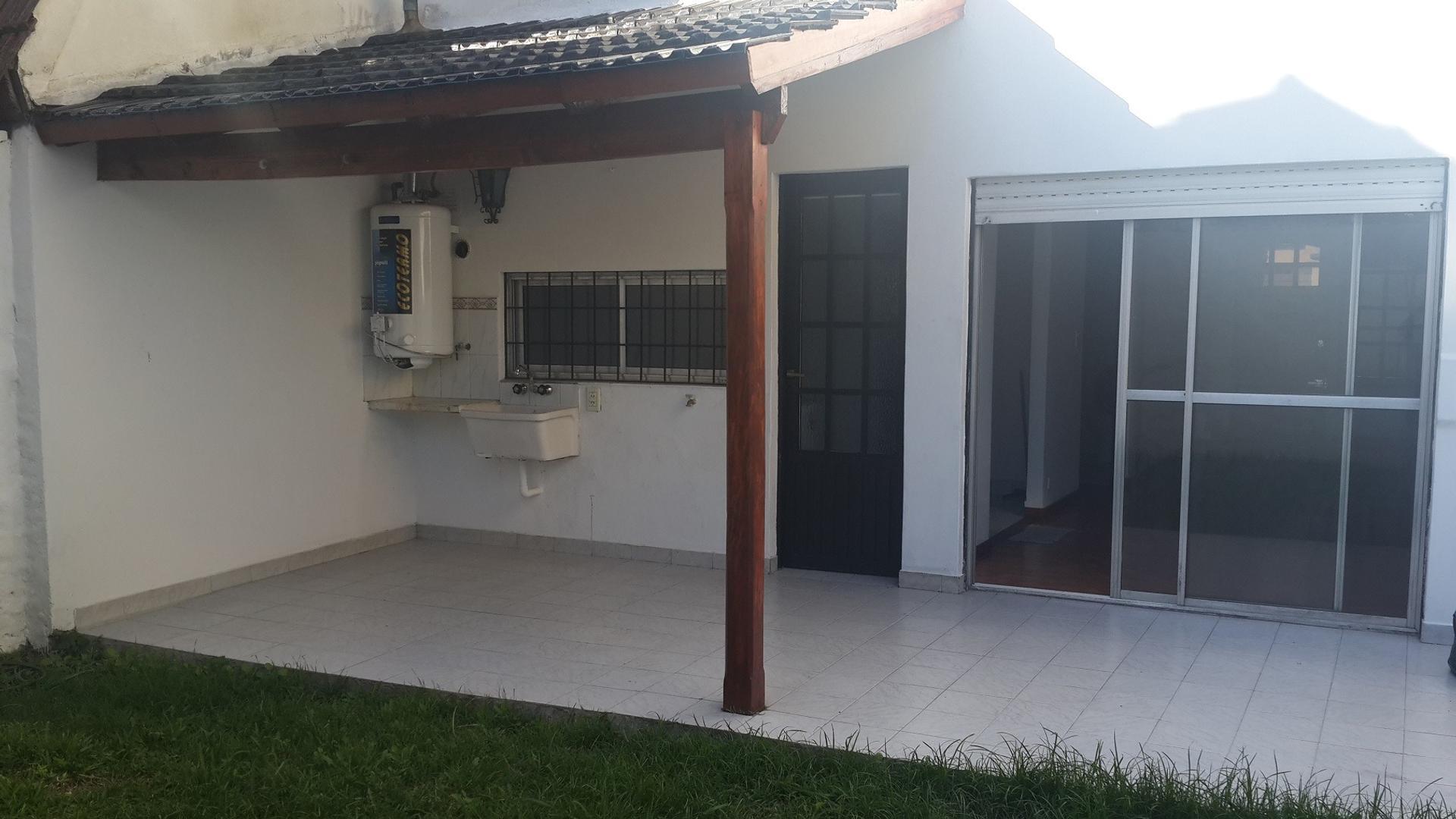 Casa en Alquiler en Villa Luzuriaga, $ 1.300.000