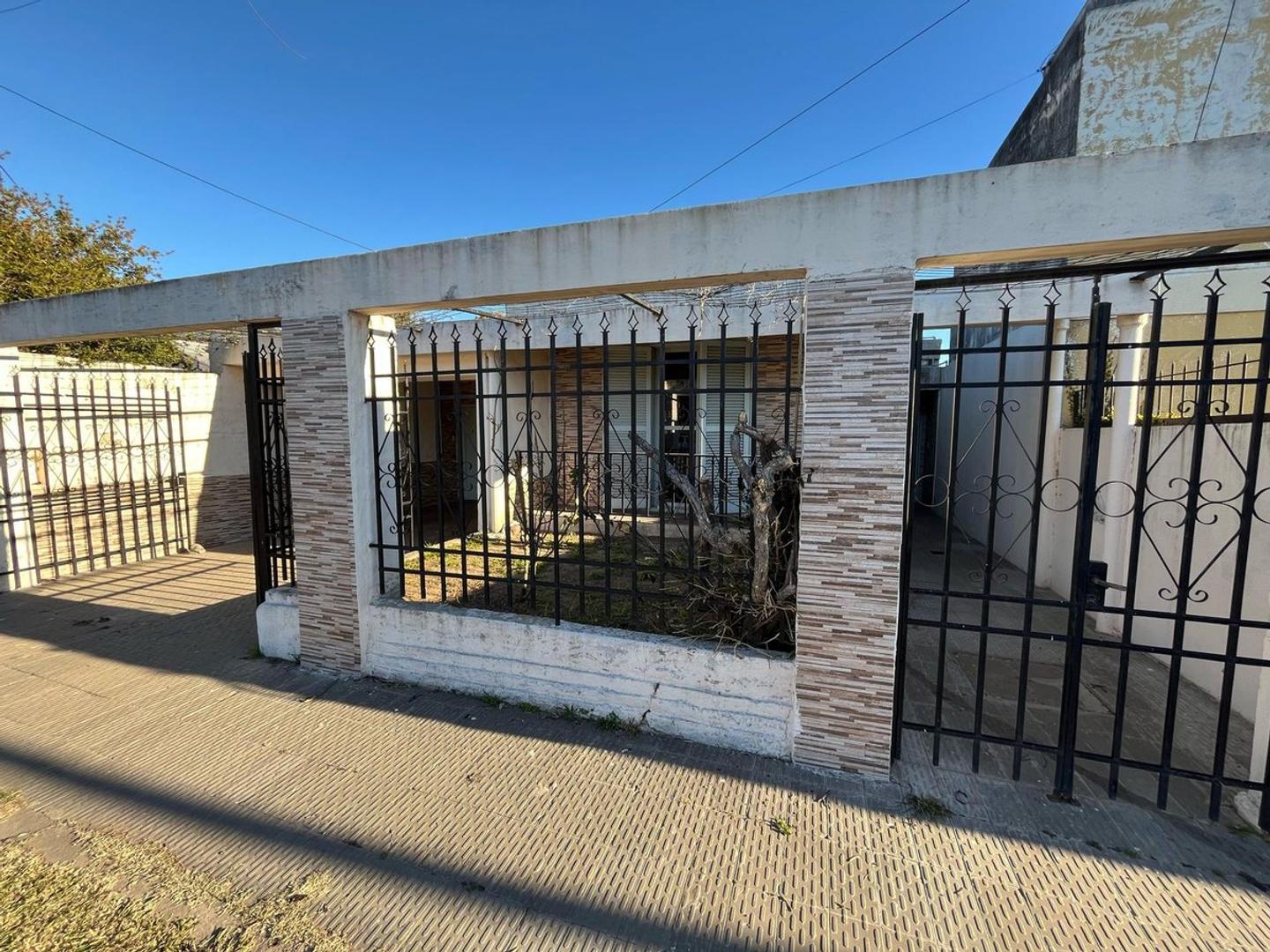 VENTA CASA 4 DORMITORIOS, AV AZOPARDO 14 Apta cred