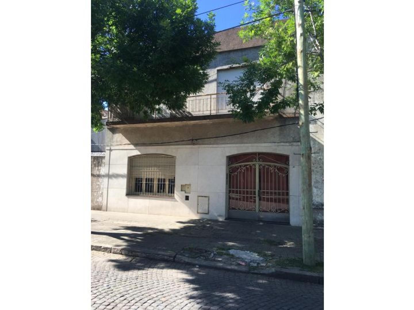 USO COMERCIAL O FAMILIAR. Casa en Planta Baja. Tres dormitorios mas patio.