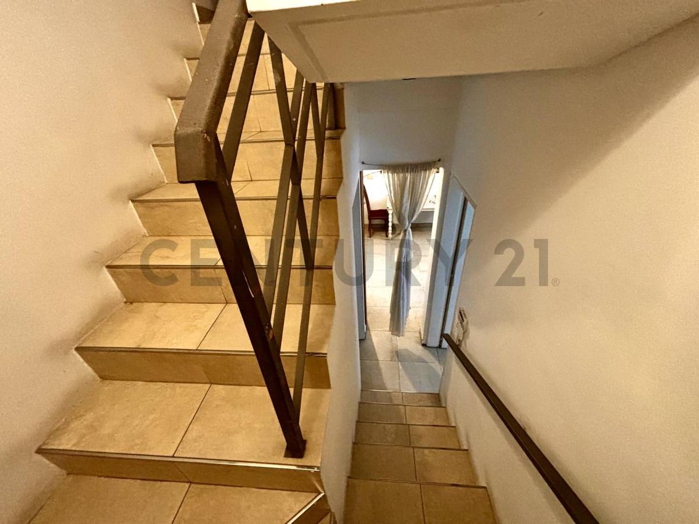 DUPLEX DE DOS PLANTAS CON PATIO A LA VENTA EN ADROGUÉ