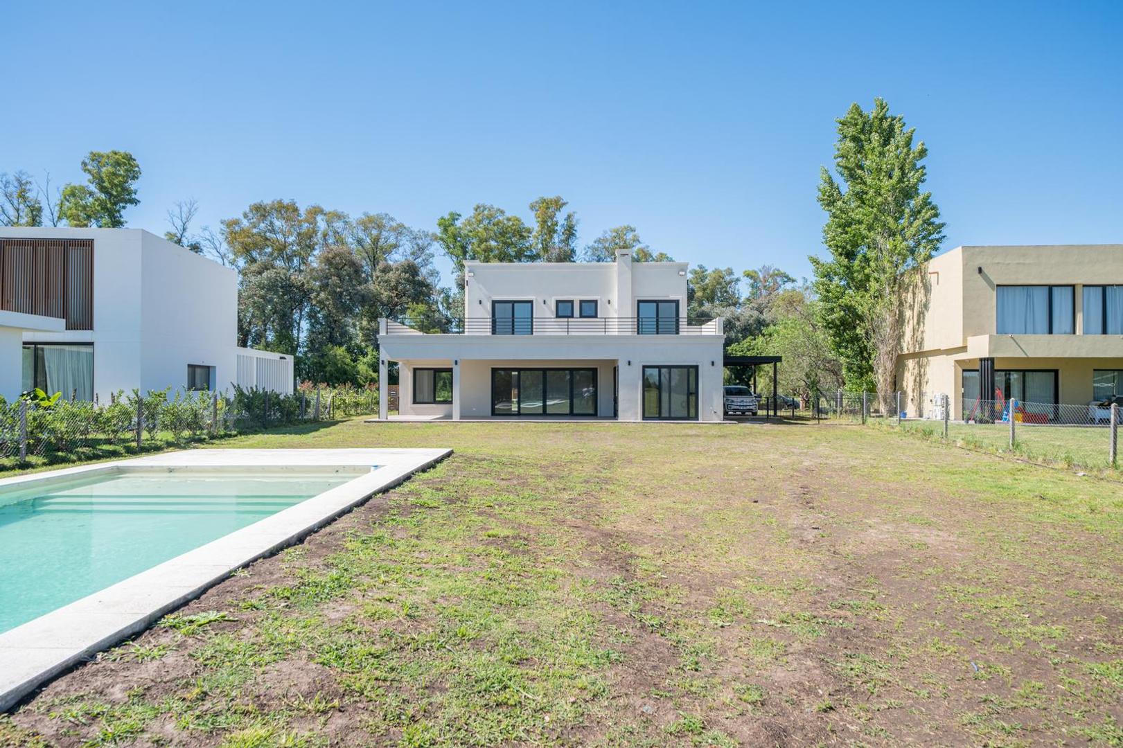 Casa en Venta con 2 cocheras