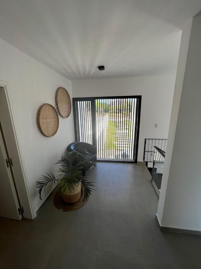 VENDO CASA 5 LOMAS 3 DORMITORIOS, PISCINA