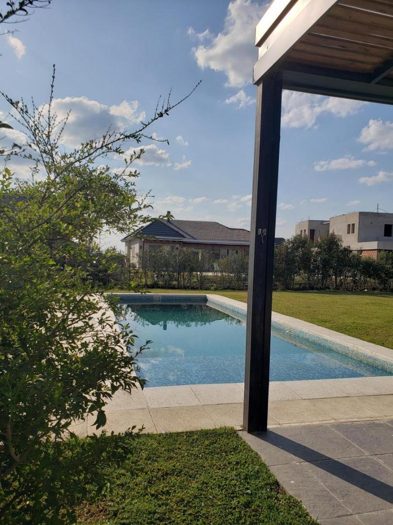 Casa en Alquiler en Puertos - Barrio Ceibos, USD 1.800