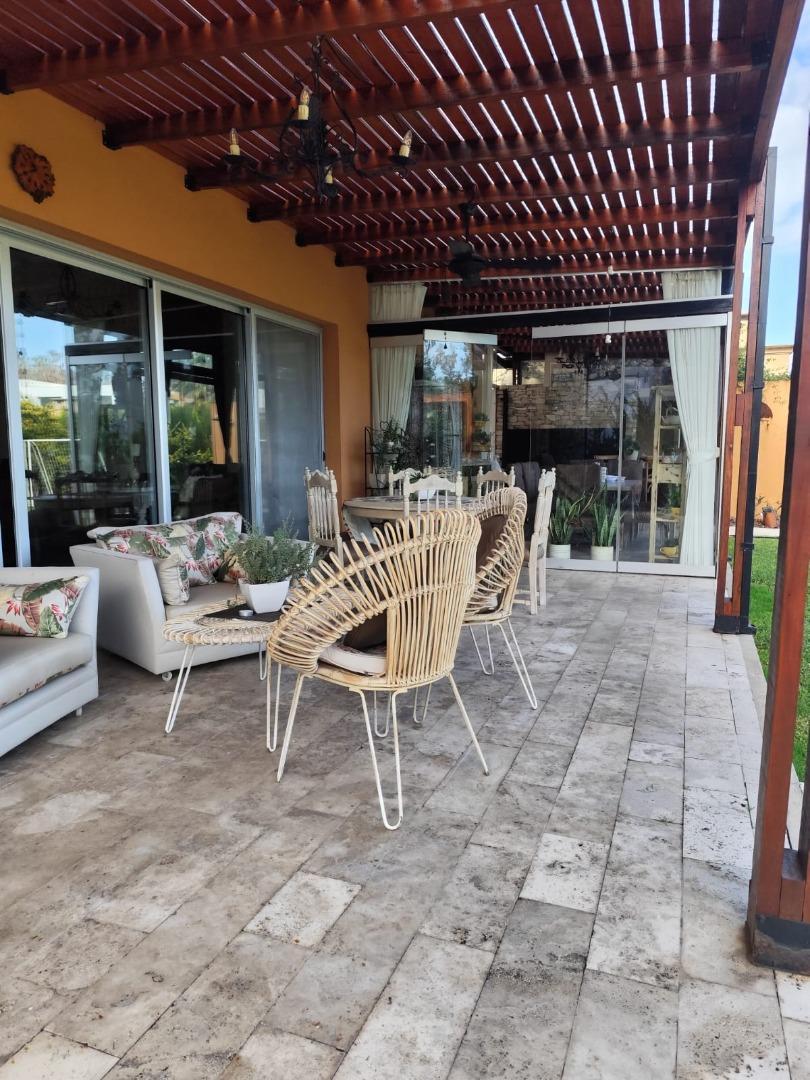 Casa en Venta con 2 cocheras