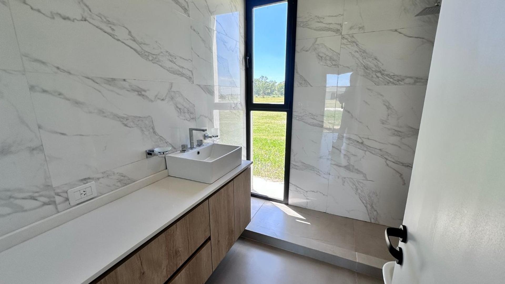 Casa 5 ambientes con 5 baños