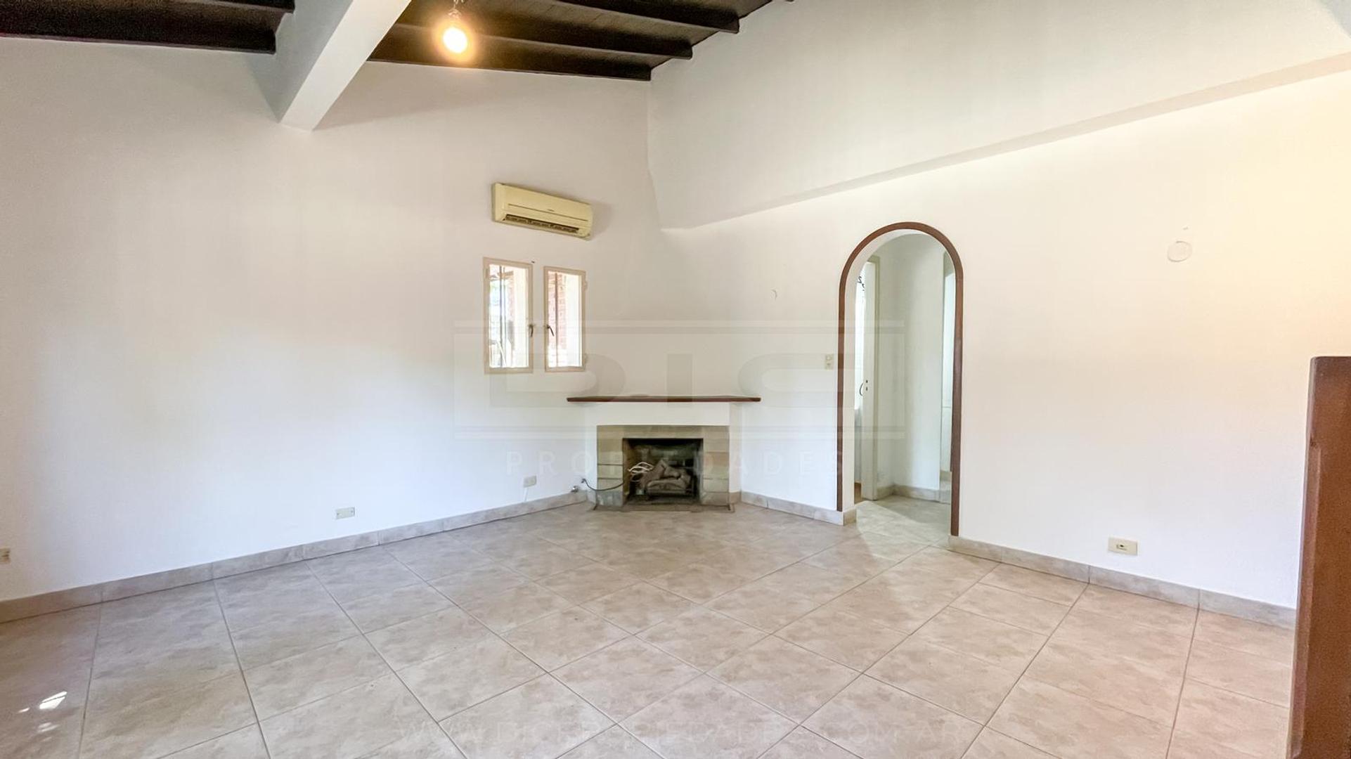 Casa en Alquiler con 2 cocheras