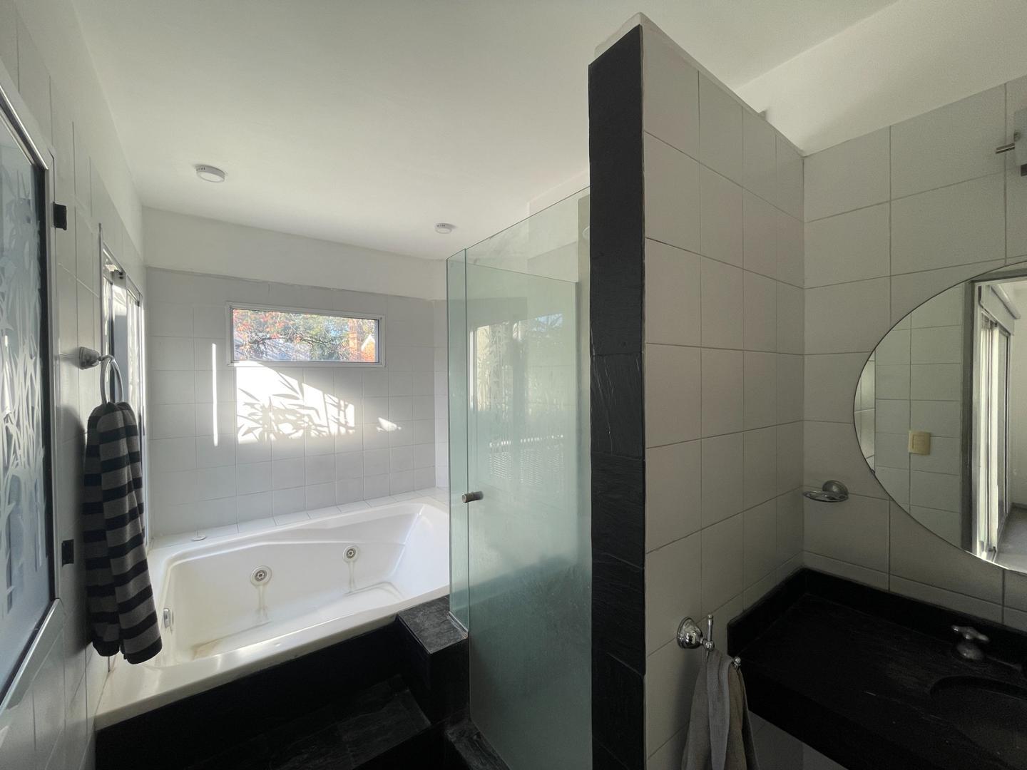 Casa en Alquiler Temporal con 4 cocheras