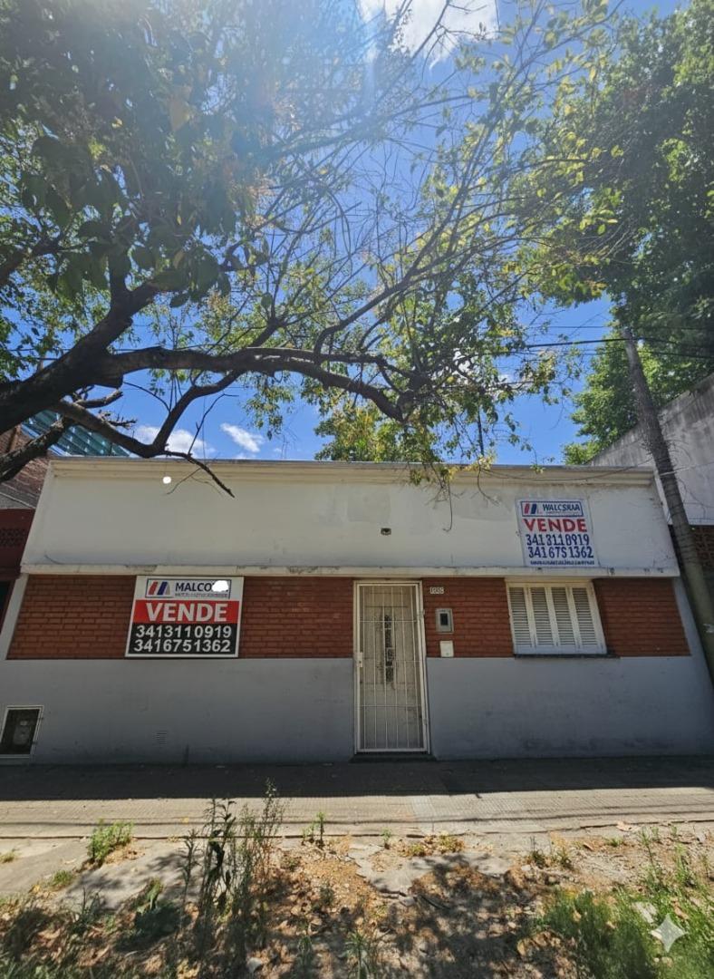 CASA A RECICLAR CON PATIO Y TERRAZA