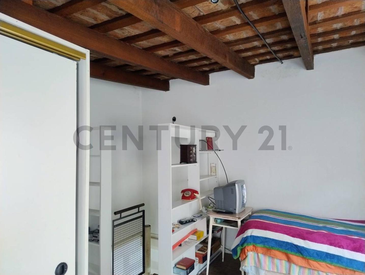 PH en venta zona Abasto, con entrepiso, hall de entrada y pequeña terraza. 4 ambientes. Dos departam