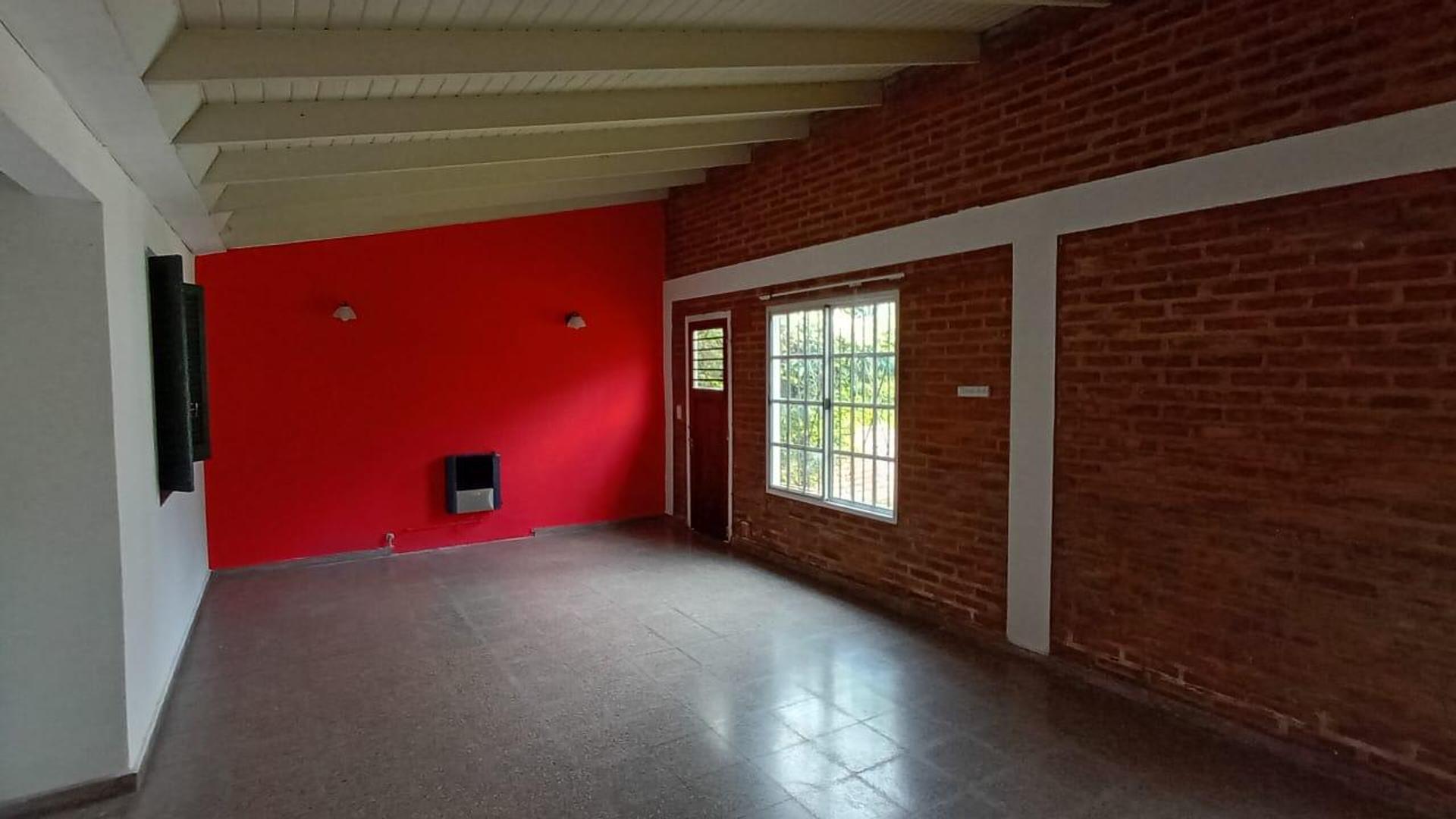 Casa en Alquiler con 3 cocheras