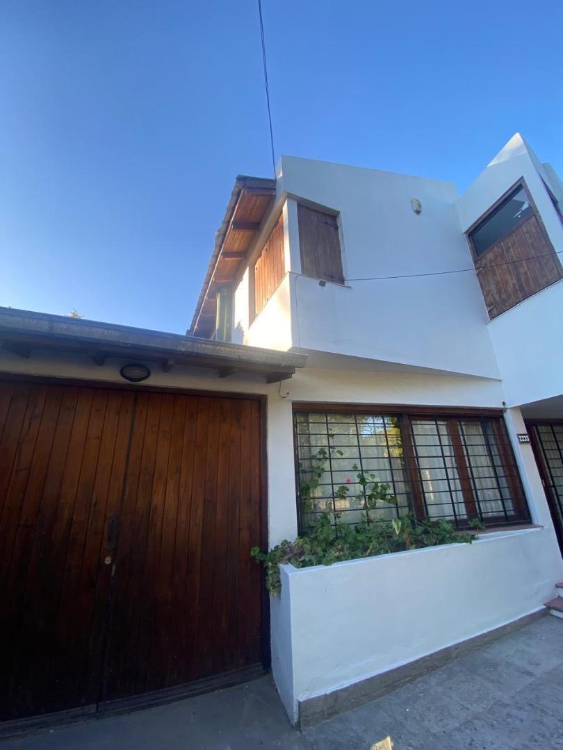 Casa de tres ambientes con parque y cochera