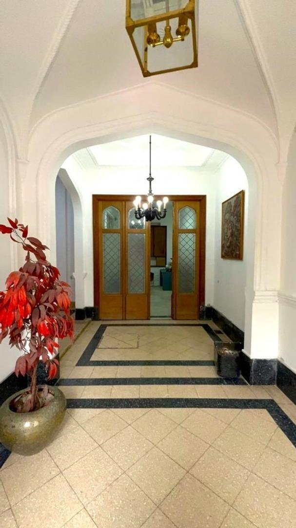 Bv Oroño 400, importante propiedad de 9 ambientes amplios