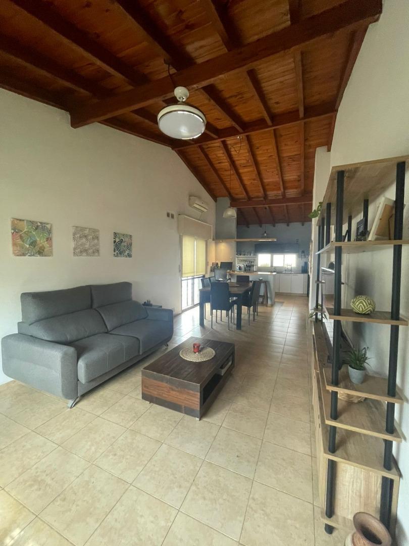 Casa 4 ambientes con 2 baños