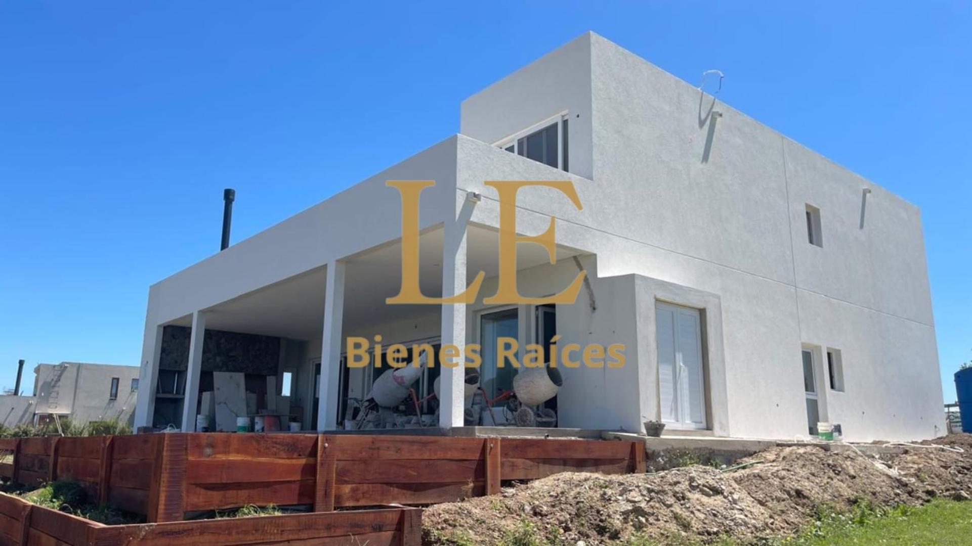 Casa 7 ambientes con 4 baños