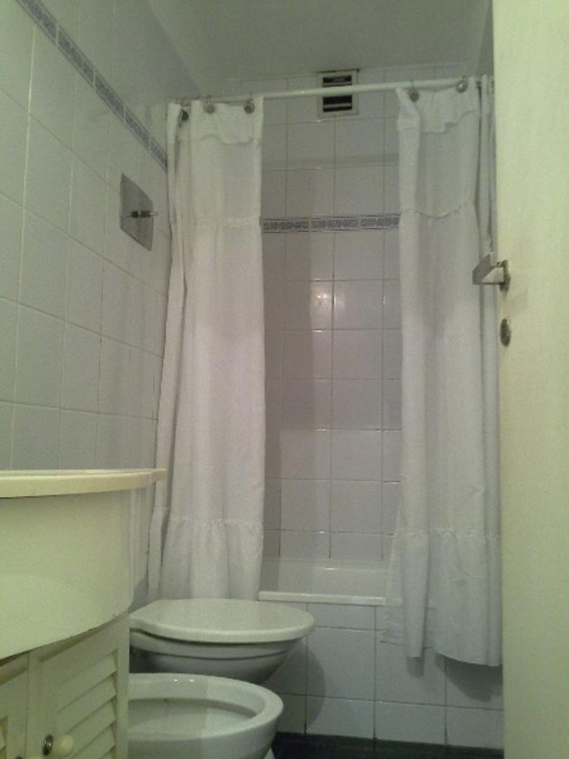 1 AMBIENTE AMPLIO, AL FRENTE, CON BALCÓN Y BAÑO COMPLETO