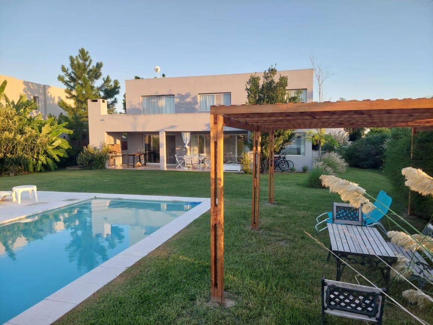 Casa en alquiler a laguna barrio San Matias Escobar