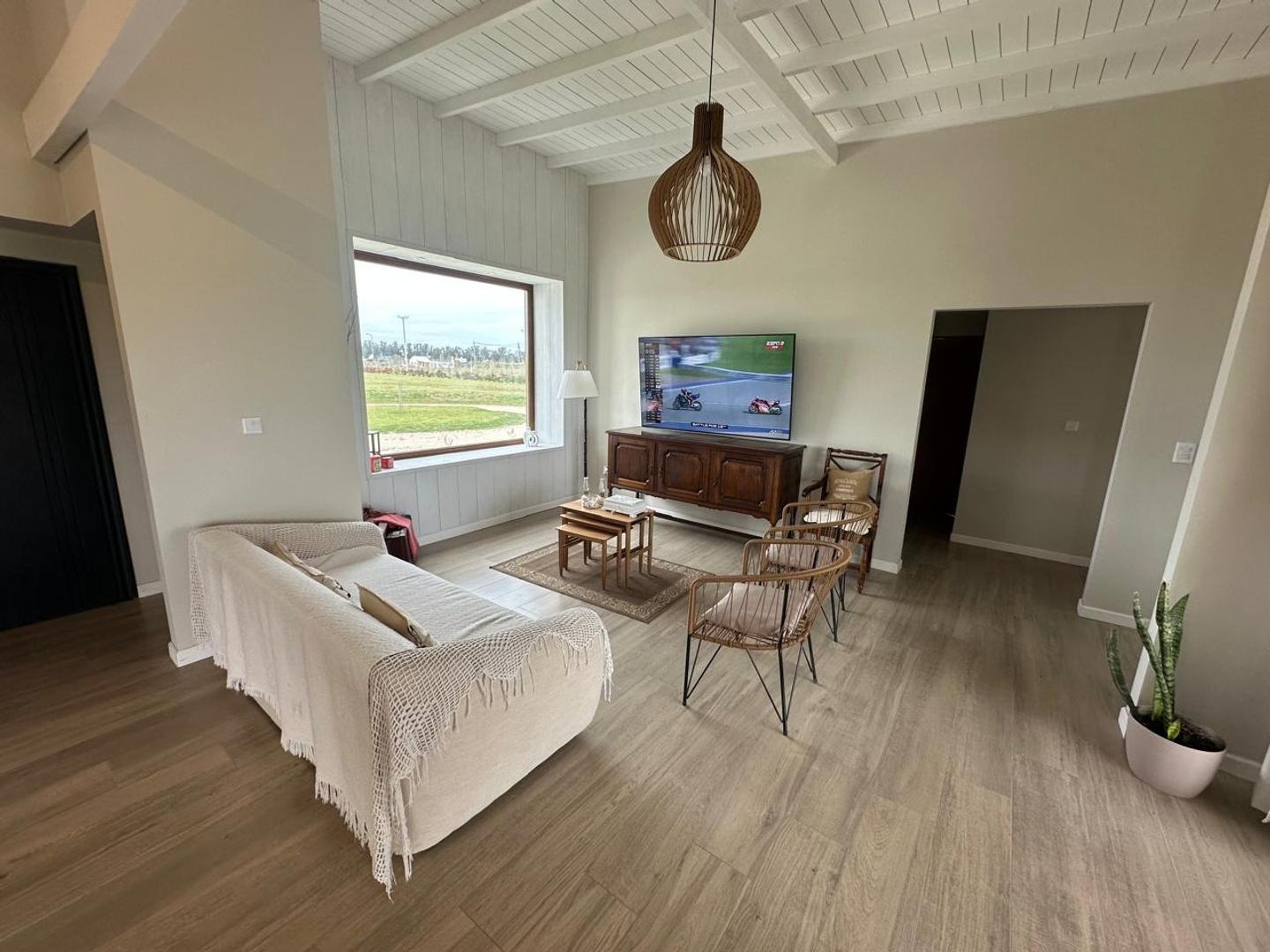 Casa 4 ambientes con 3 baños