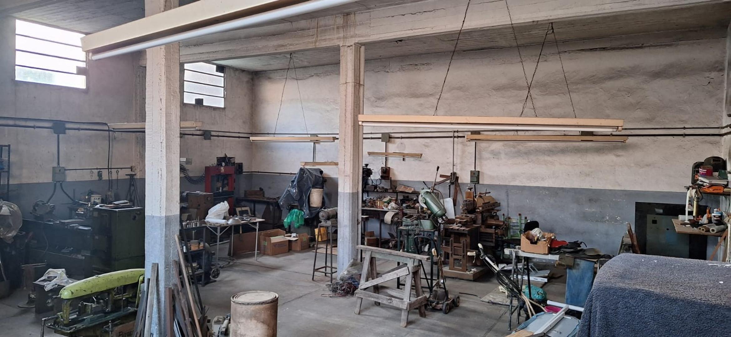 galpon con casa con techo de losa en olivos - Zona industria