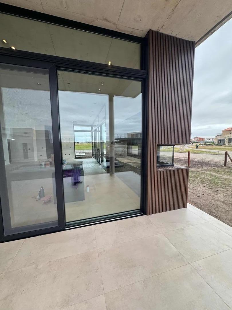 Casa en Venta con 4 cocheras