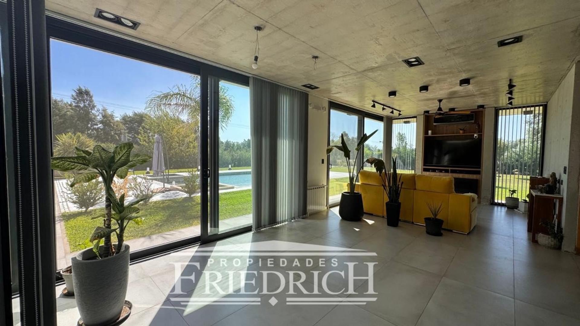 Casa en Venta con 4 cocheras