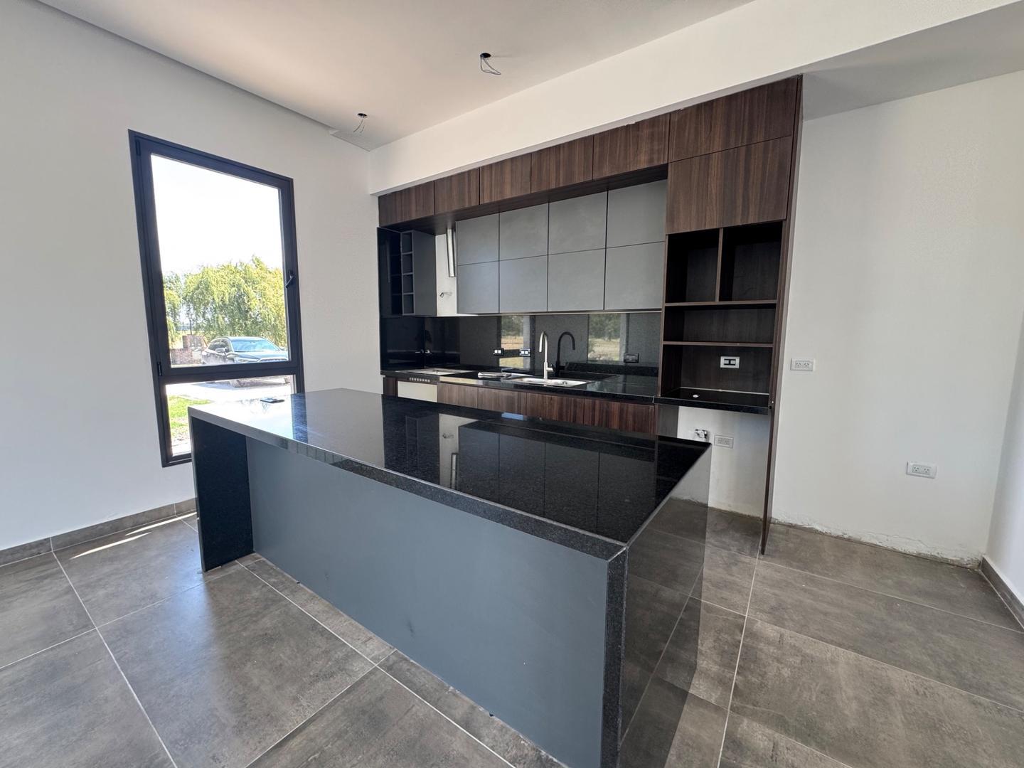 Casa 4 ambientes con 4 baños