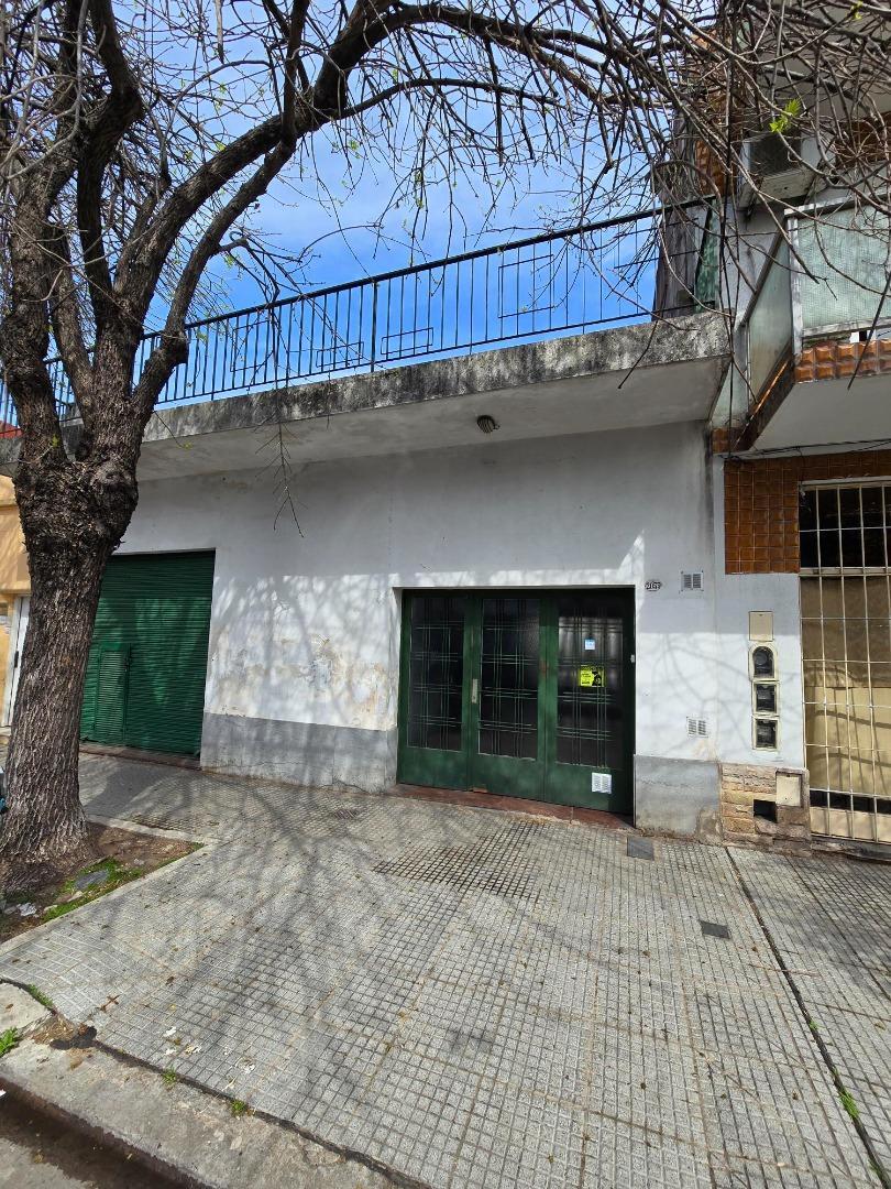 Casa con local al frente y garage, una planta