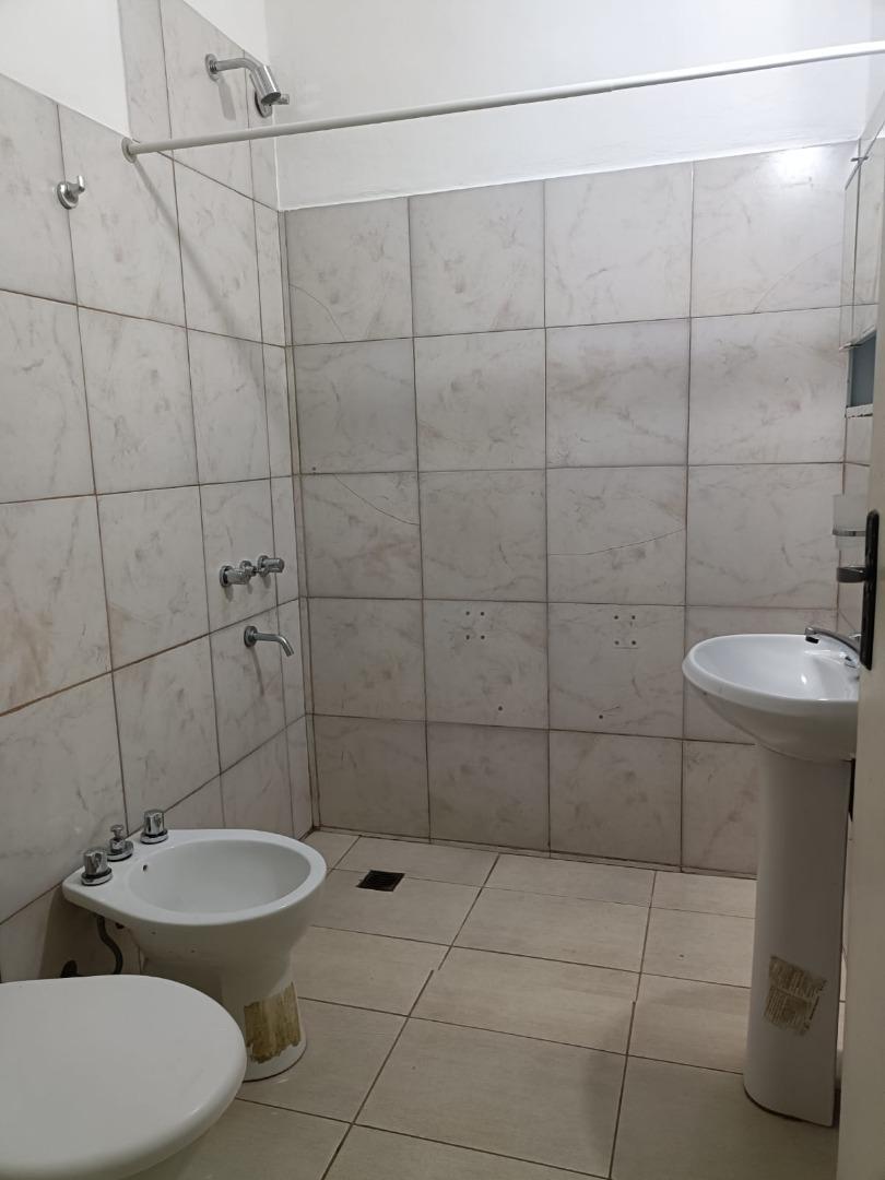 HERMOSA CASA DE 2 DORMITORIOS CON COCHERA, CERCANA AL CENTRO