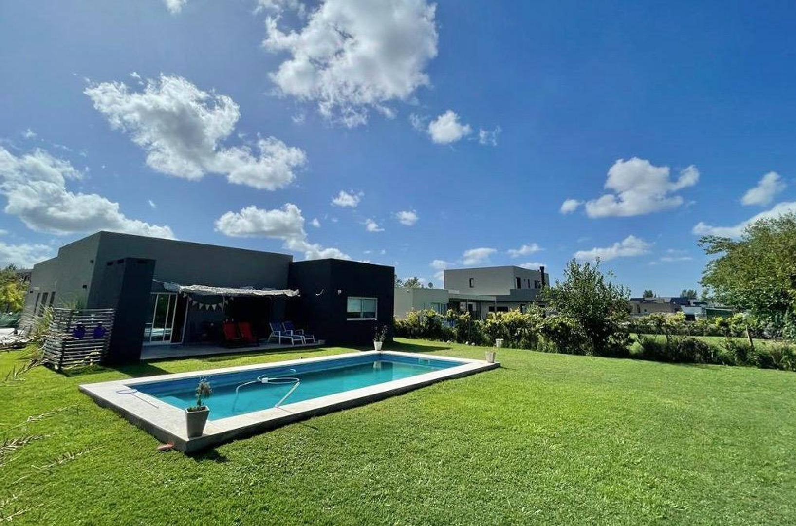 Fantástica casa a la venta con piscina en el Barrio Privado El Cantón, Escobar.